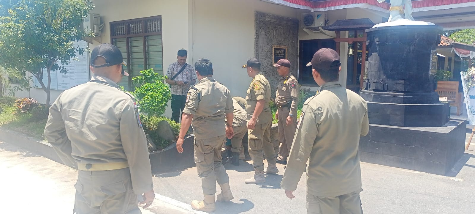 NGAMUK: Petugas Satpol PP Gianyar mengamankan pria misterius usai dilaporkan warga lantaran mengamuk di lingkungan Desa Batubulan Kangin, Gianyar, Rabu (2/10).