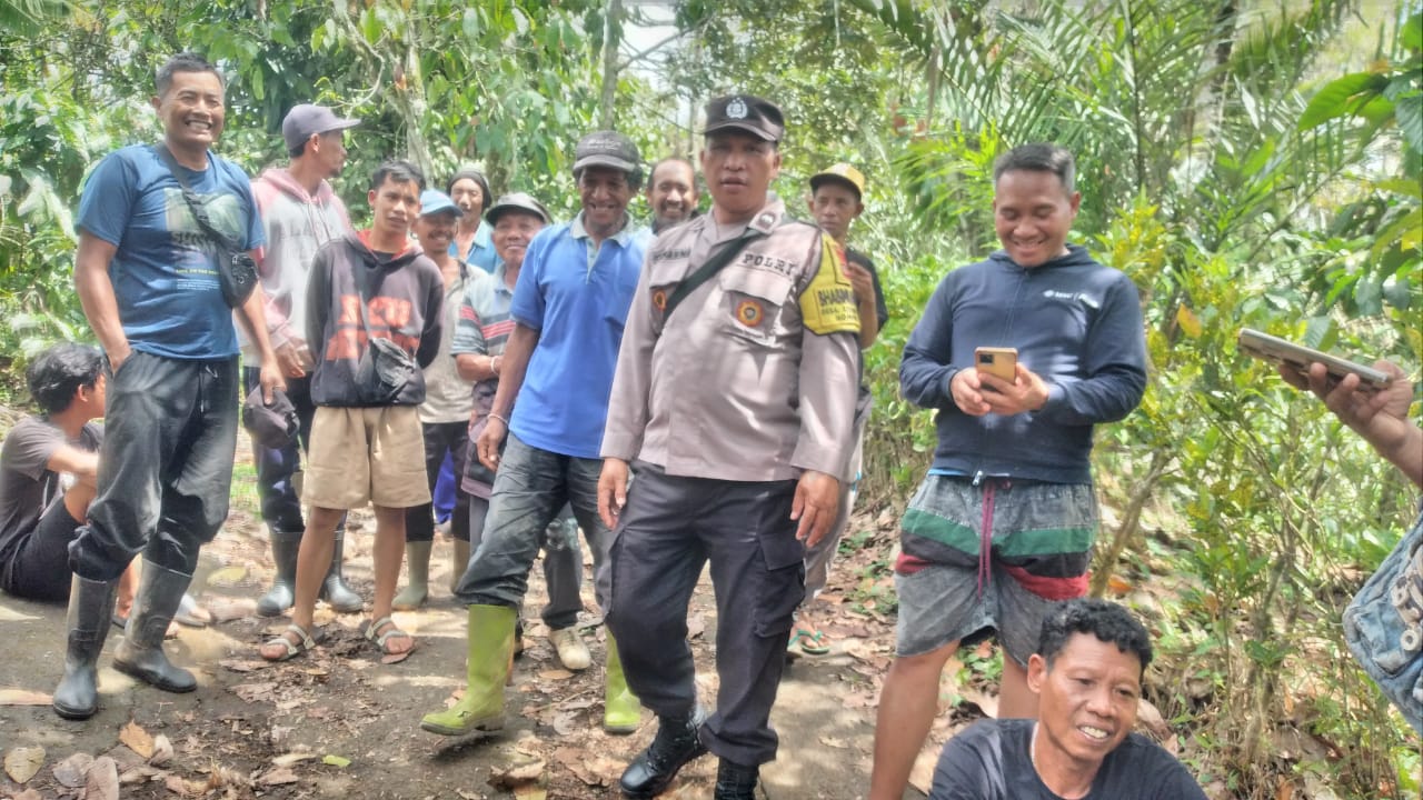 PENCARIAN: Proses pencarian Nyoman Darmawan yang sempat hilang dan berhasil ditemukan di kebun warga.