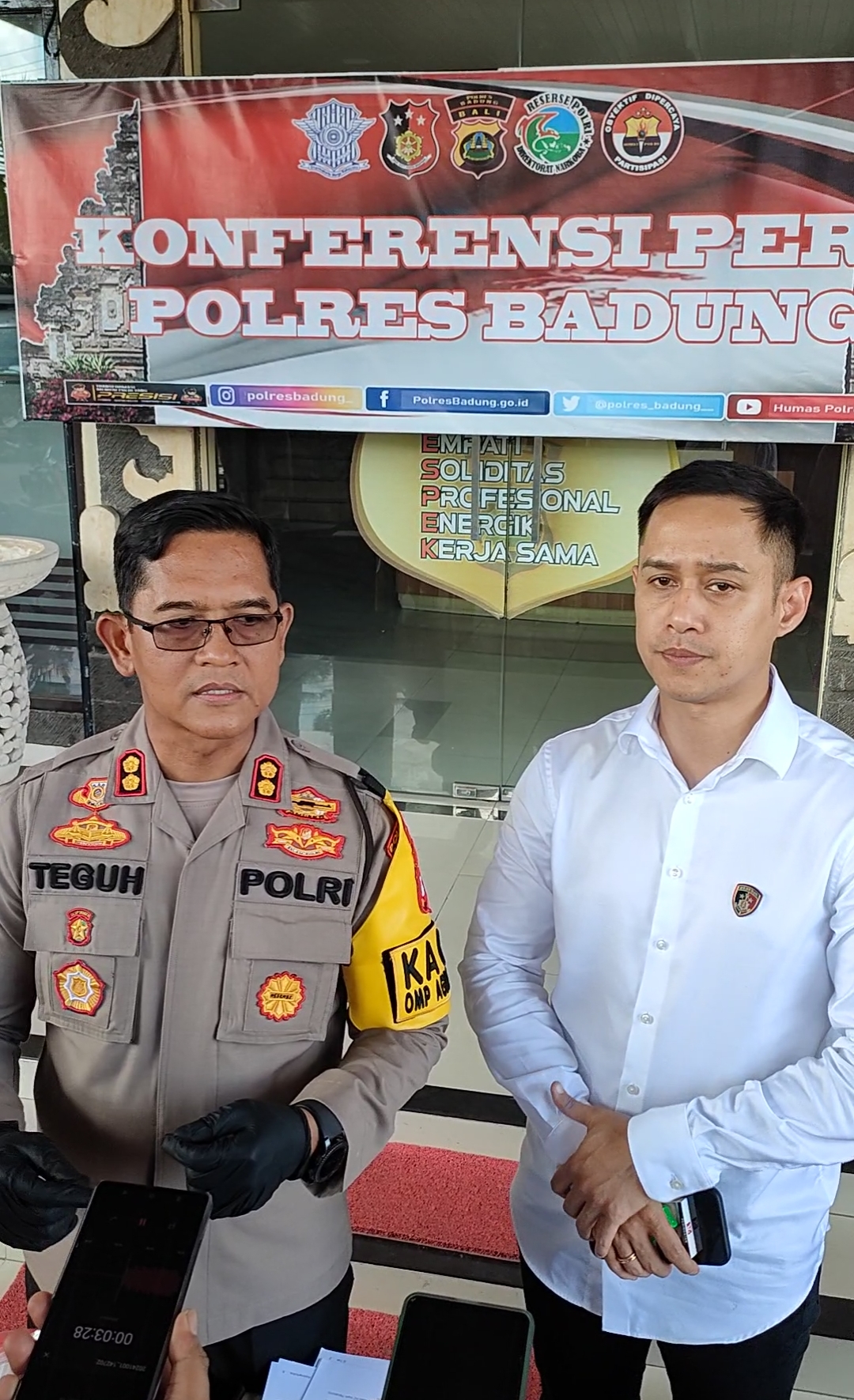 Kapolres Badung AKBP Teguh Priyo Wasono (kiri) didampingi Kasat Reskrim AKP Muhamad Said Husen. (Bali Express/I Gede Paramasutha)