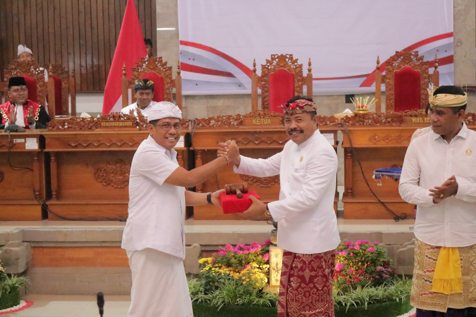 Serah terima palu sidang oleh Wakil Ketua lama, Susila Umbara (udeng putih) kepada Ketua DPRD Kabupaten Buleleng terpilih, Ketut Ngurah Arya (udeng batik).