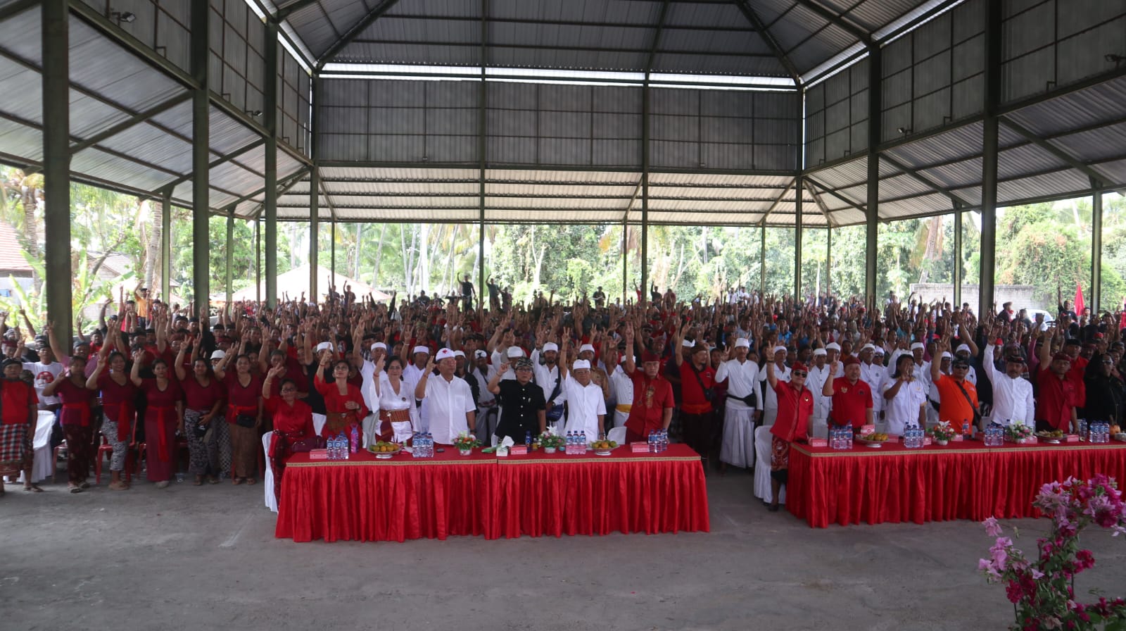 GERAKAN: Pasangan calon Gubernur Bali nomor 2 Wayan Koster dan Nyoman Giri Prasta (Koster-Giri) kampanye terbuka tahap pertama di GOR Besimejajar Kubutambahan, Selasa (1/10).