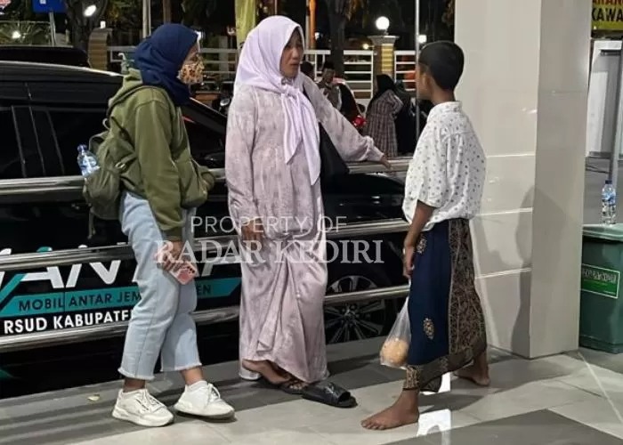 KERACUNAN: Seorang anak yang keracunan didampingi keluarganya saat di RSKK. Korban keracunan di Kediri bertambah, di antaranya terdapat 7 balita.