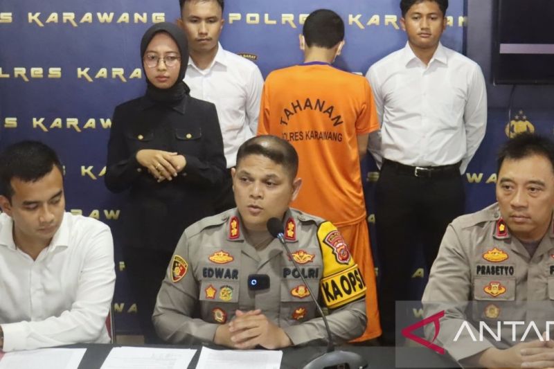 BEBER: Kapolres Karawang AKBP Edwar Zulkarnaen (tengah) membeberkan pelaku pembunuhan terhadap seorang wanita.