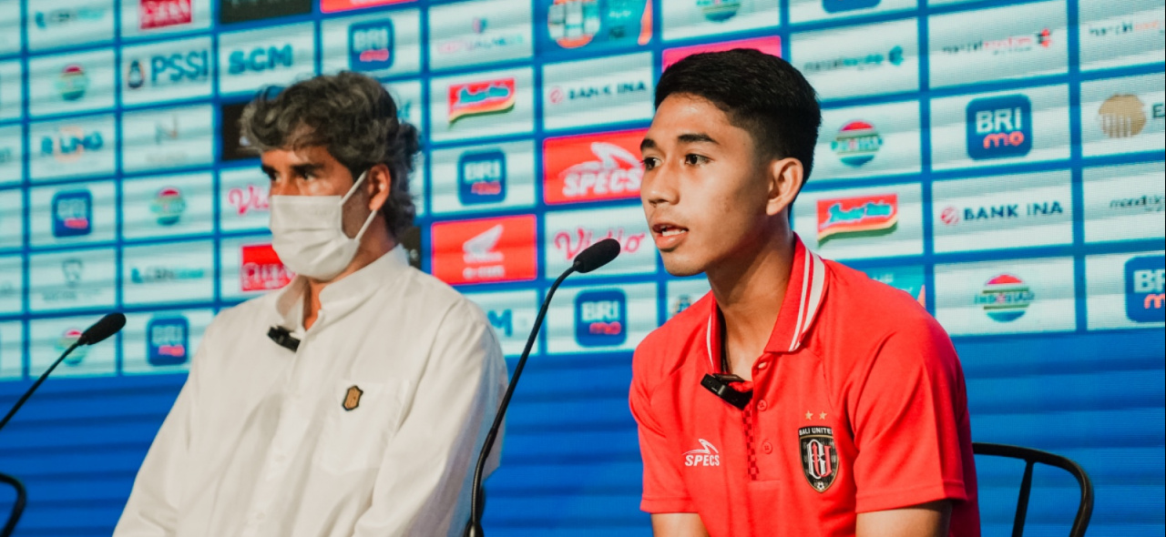 I Made Tito Wiratama (kanan) bersama Stefano Cugurra dalam sesi pre match press conference Liga 1 beberapa waktu lalu.