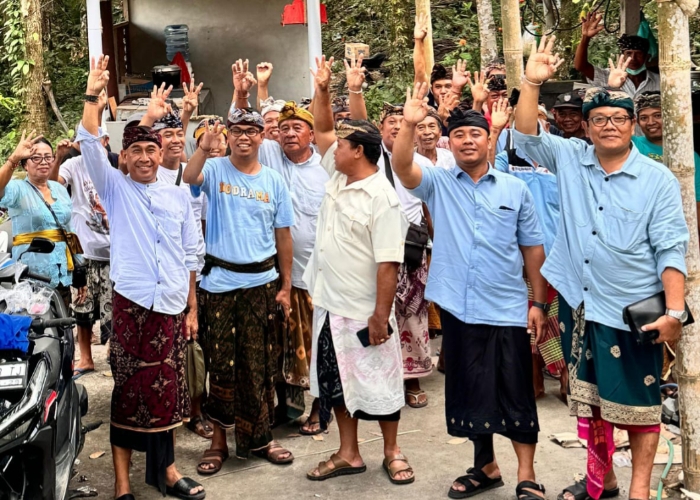 I Wayan Baru mendampingi paket Juliarta-Wijaya pada sebuah kesempatan.