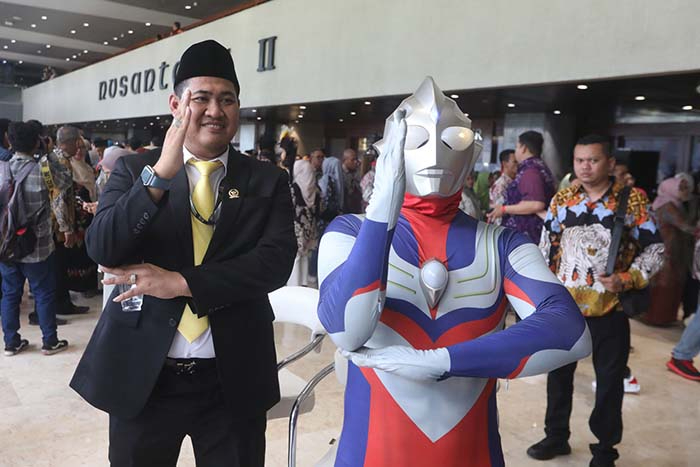 Jamaludin Malik, anggota DPR RI terpilih dari Partai Golkar gunakan kostum Ultraman saat pelantikan