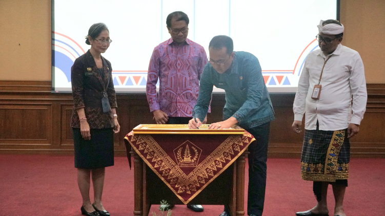 Plt. Bupati Badung I Ketut Suiasa melakukan Penandatanganan dan Deklarasi Komitmen Bersama Penanganan Benturan Kepentingan di Lingkungan Pemkab Badung, Rabu (2/10).