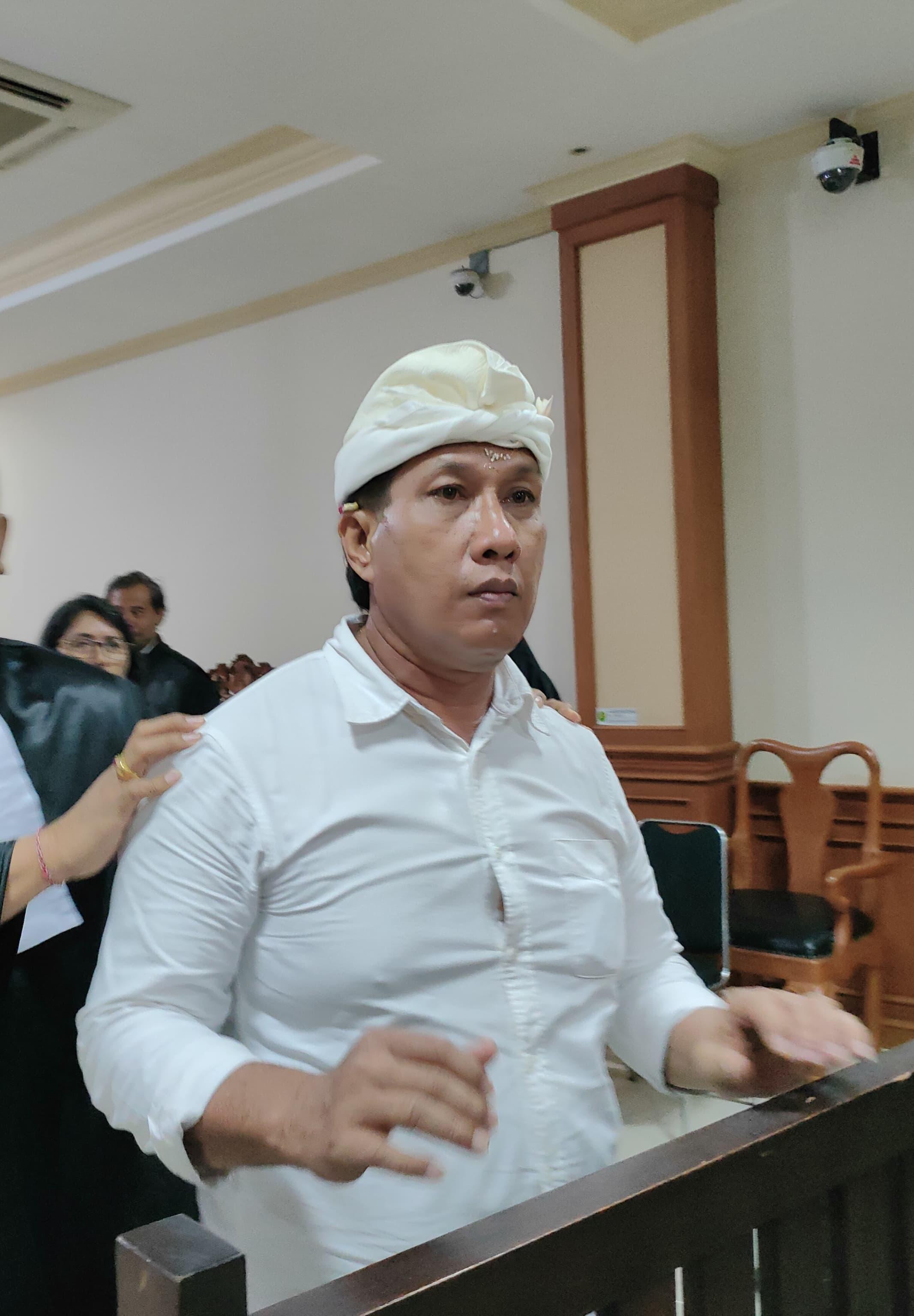 Bendesa Adat Berawa Ketut Riana usai menghadapi sidang putusan di Pengadilan Tipikor Denpasar. (Bali Express/I Gede Paramasutha)