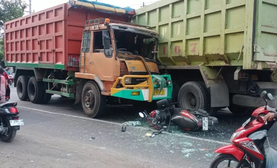 RINGSEK: Kecelakaan lalu lintas melibatkan dua truk dan satu sepeda motor terjadi di ruas Jalan Pantura Rembang-Lasem turut Desa Tireman, Kecamatan Rembang, Kamis (3/10) sekitar pukul 15.30 WIB.