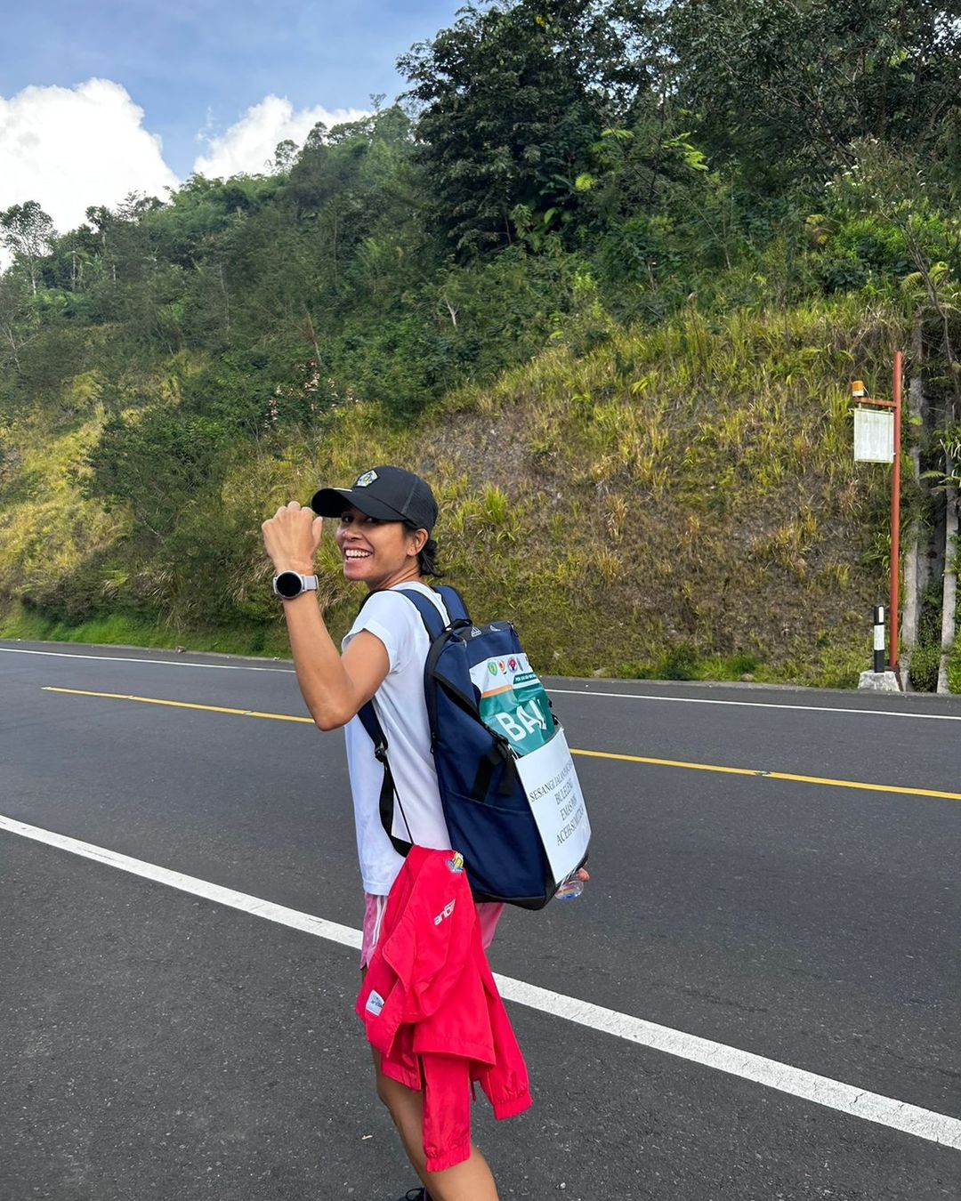 Ni Ketut Cita saat berjalan menebus kaulnya, berjalan dari Desa Pancasari hingga Taman Kota Singaraja.