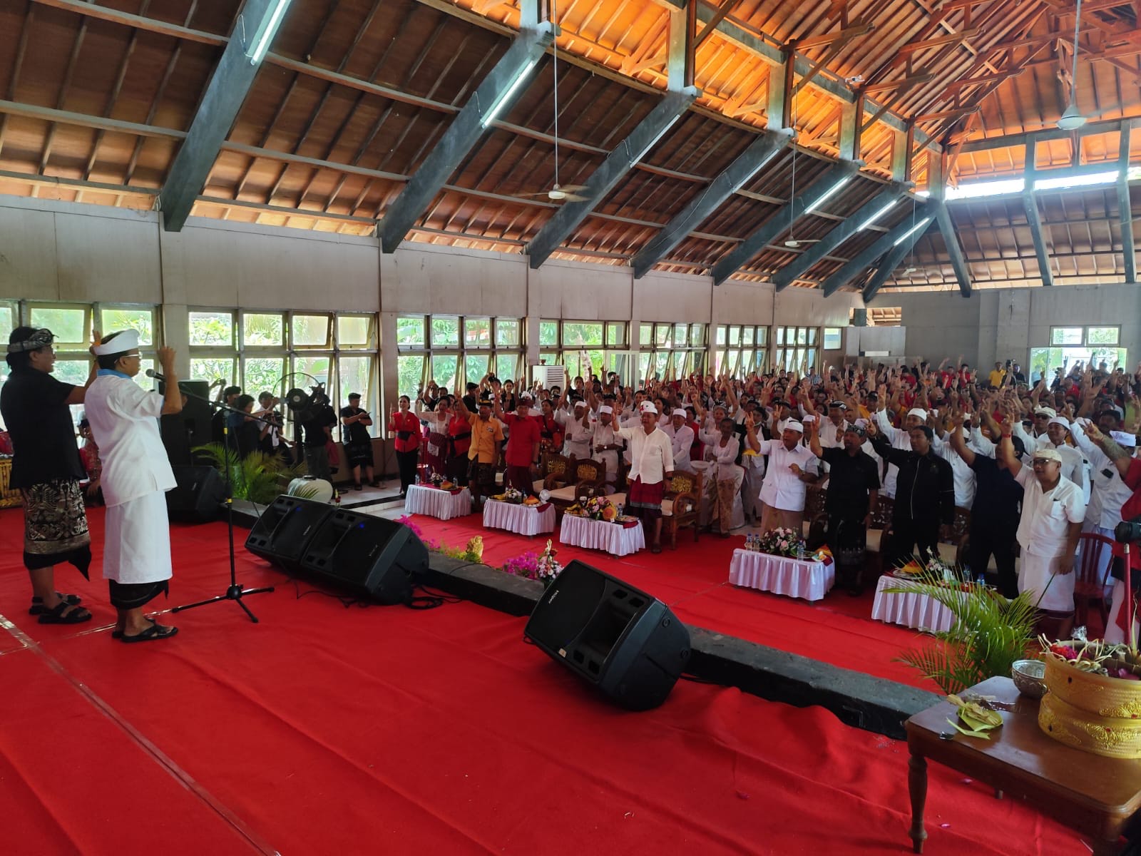 PROGRAM: Paslon Gubernur Bali nomor 2 Wayan Koster dan Giri Prasta saat kampanye terbuka tahap pertama di Kecamatan Buleleng, Kabupaten Buleleng, Kamis (3/10).
