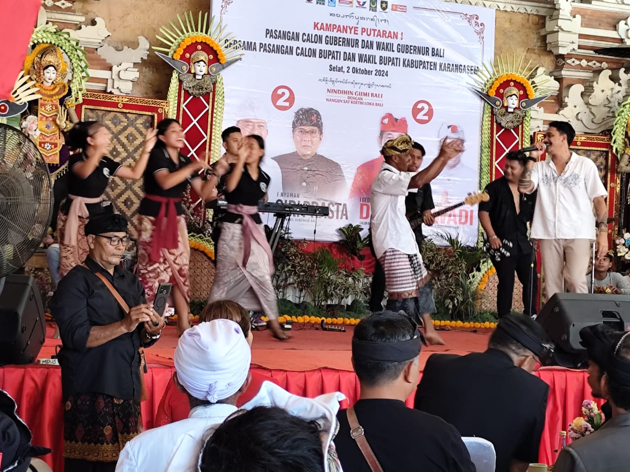 BERBAUR: Milenial dan Gen Z Desa Sebudi, Kec. Selat, Karangasem berbaur bernyanyi bersama Bagus Wirata saat kampanye Paslon Gubernur Bali nomor 2 Wayan Koster dan Nyoman Giri Prasta (Koster-Giri)