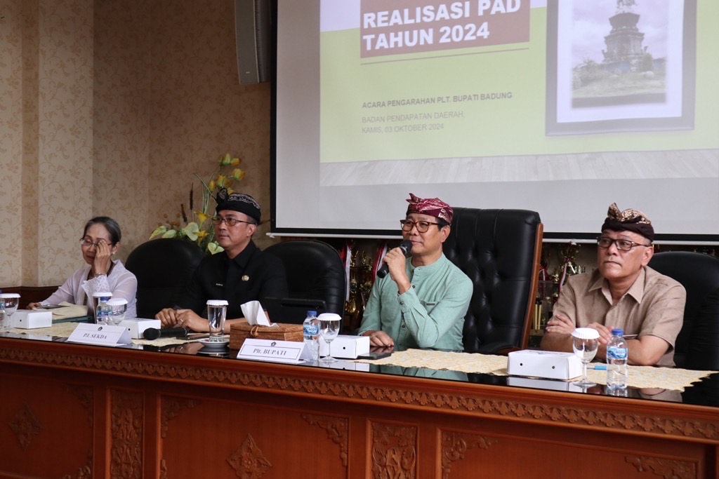 RAPAT: Plt. Bupati Badung I Ketut Suiasa didampingi Pj. Sekda Badung IB. Surya Suamba melaksanakan Rapat Koordinasi dan Evaluasi Pendapatan Asli Daerah bersama pimpinan Bapenda Badung di Puspem Badung