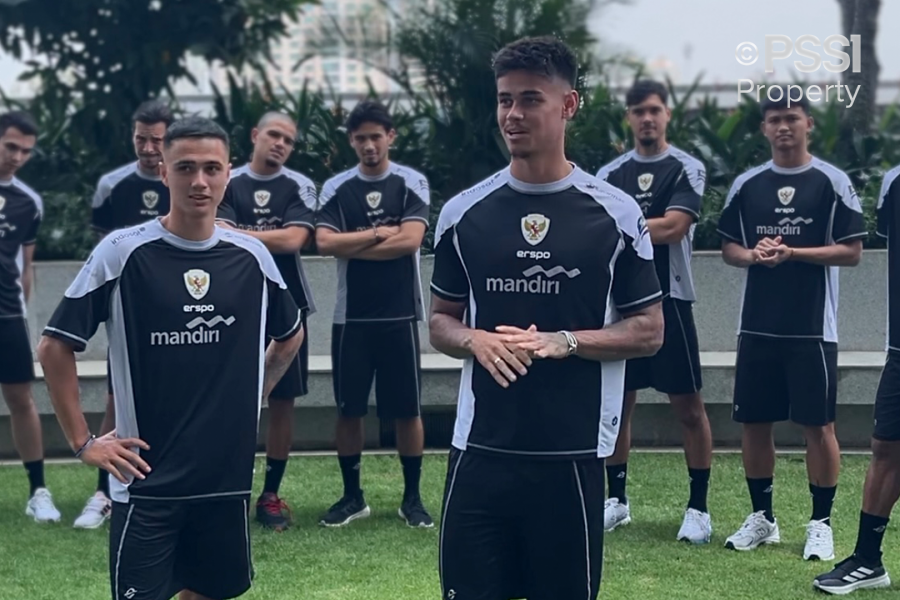 Eliano Reijnders dan Mees Hilgers (depan) telah sah menjadi WNI dan tergabung di Timnas Indonesia senior.