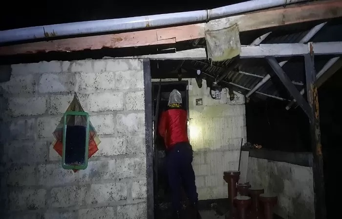 Kondisi rumah milik Suartana yang habis dilalap api. Peristiwa ini terjadi saat korban tengah melayat ke Desa Bestala, Kecamatan Seririt, Kabupaten Buleleng. (Foto Polres Buleleng.)