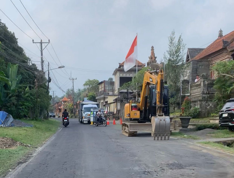 Pengerjaan perbaikan jalan di Desa Petang, Kecamatan Petang.