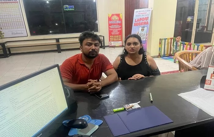 Turis asal India yakni Sudhindra Adoni, 41, dan istrinya Rachana DT, 38, yang menjadi korban jambret berada di Mapolsek Kuta. (Foto Istimewa.)