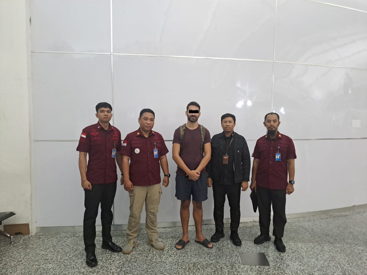 Bule Belanda RB (tengah) dideportasi melalui Bandara Internasional I Gusti Ngurah Rai dengan dikawal petugas Rudenim Denpasar. (Bali Express/Rudenim Denpasar)