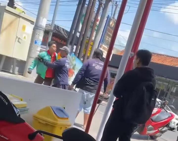 Oknum Ojol terlibat adu mulut dengan tukang parkir di alfamart Penatih Denpasar Timur