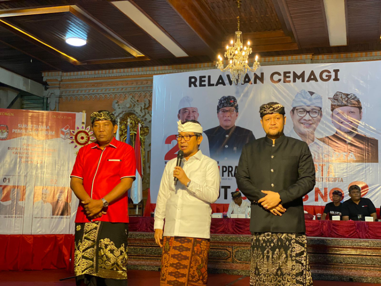 Paslon Adicipta saat gadir dan menargetkan kemenangan minimal 90 persen di Desa Cemagi, Kecamatan Mengwi, Kamis (3/10).