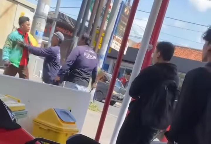 Oknum Ojol terlibat adu mulut dengan tukang parkir di alfamart Penatih Denpasar Timur