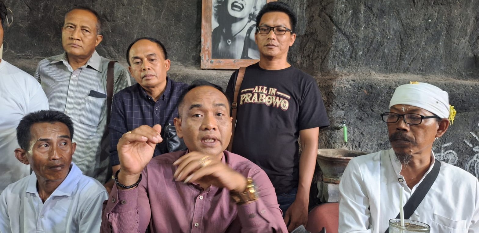 Tim Kuasa Hukum DPD Gerindra Tabanan I Wayan Mustika Eko Yuda memberikan penjelasan terkait dugaan intimidasi yang dialami oleh Jro Mangku Widiana dan salah seorang warga pada Jumat (4/10/2024).