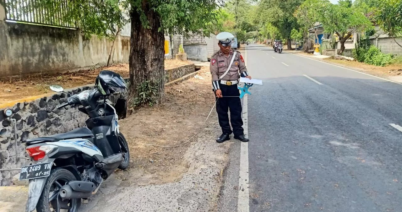 Polisi melakukan olah TKP di tempat kejadian kecelakaan lalu lintas, di Jalan Raya Singaraja-Kintamani.