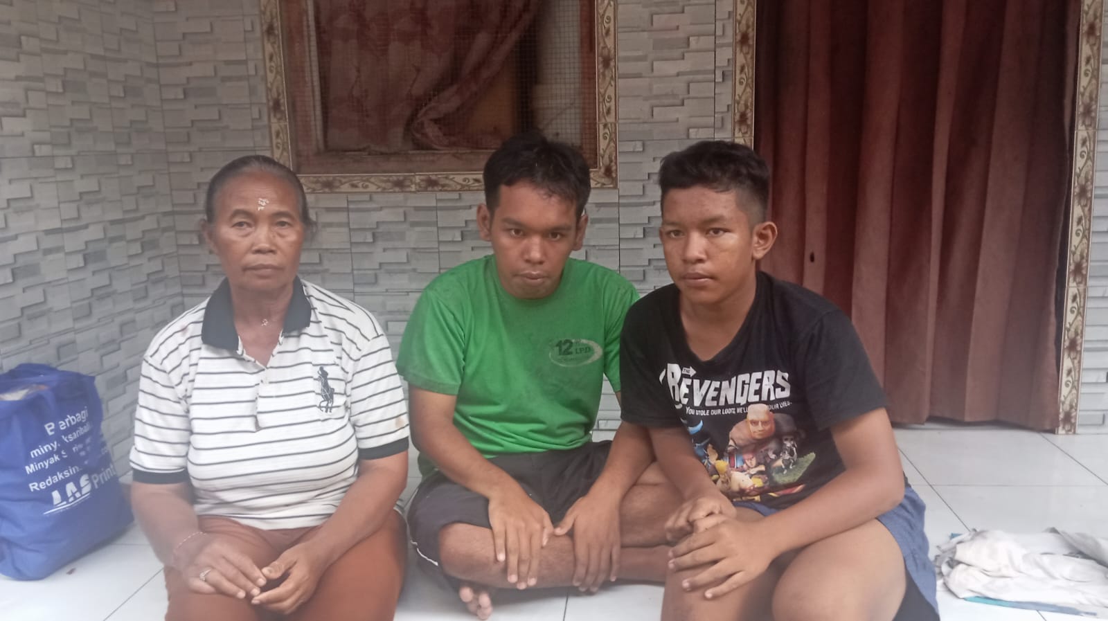 Kakak adik I Putu Andi dan I Komang Adis yang dirawat neneknya di rumahnya Banjar Unakuta, Desa Pejeng Kangin, Kecamatan Tampaksiring, Gianyar, Bali.
