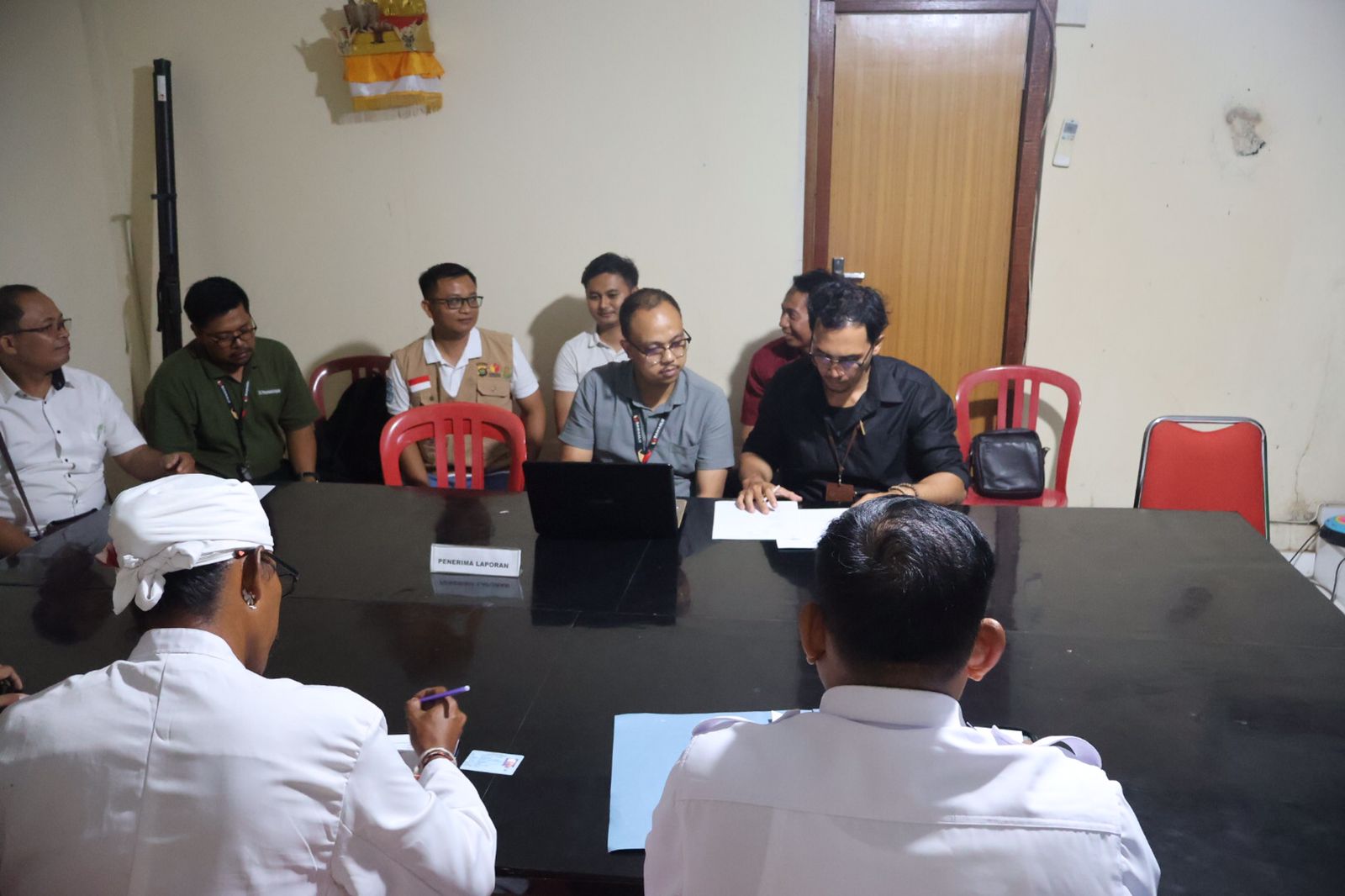 Bawaslu Tabanan menerima dua orang pelapor, Minggu (6/10), lantaran mendapat ancaman terkait beda pilihan politik.