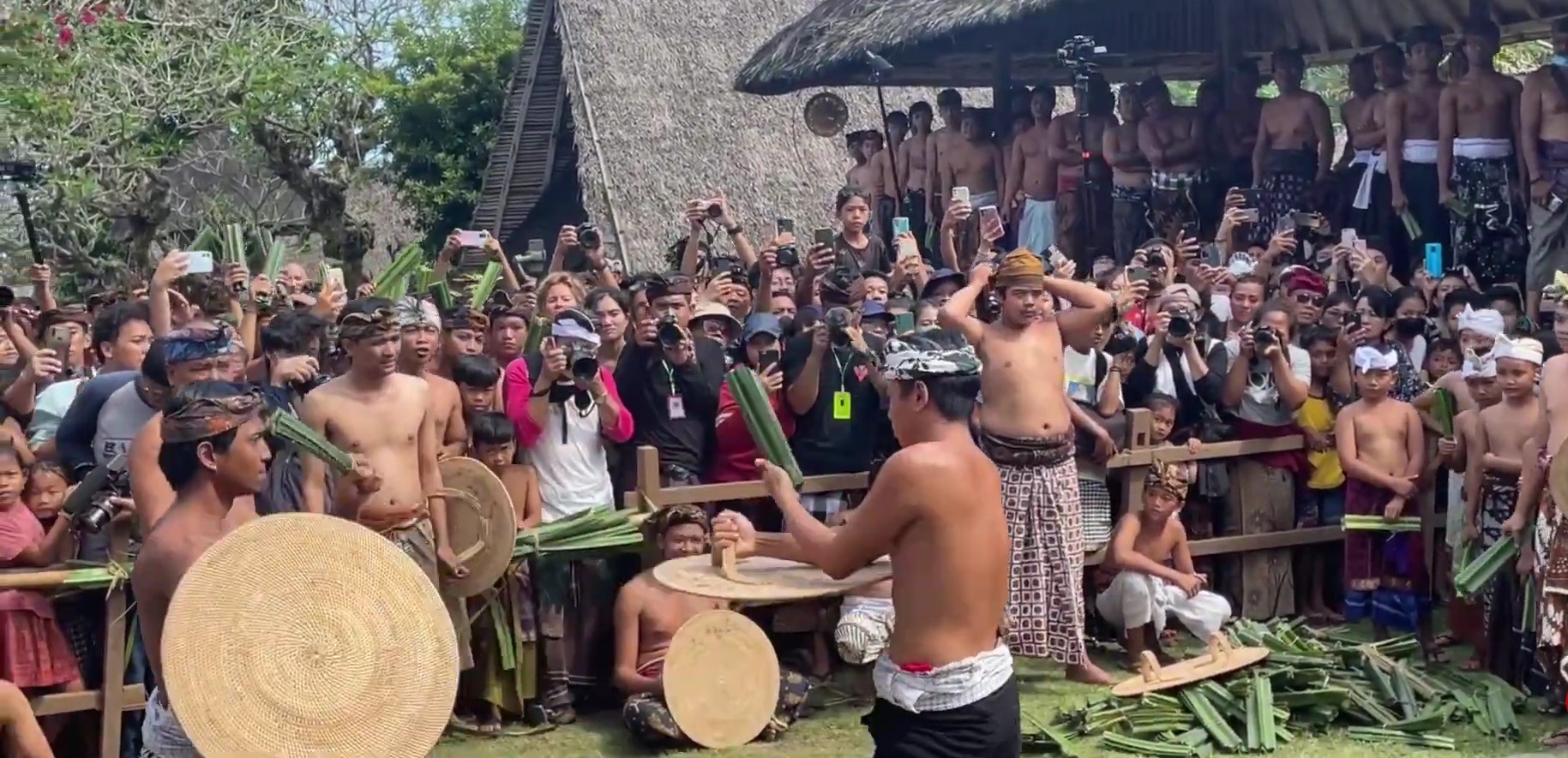 Suasana perang pandan di Desa Tenganan Pegringsingan, Kecamatan Manggis, Karangasem, Bali