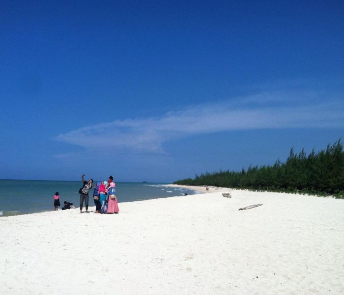 Wisata Pantai Remen di Desa Remen, Tuban, Jawa Timur.