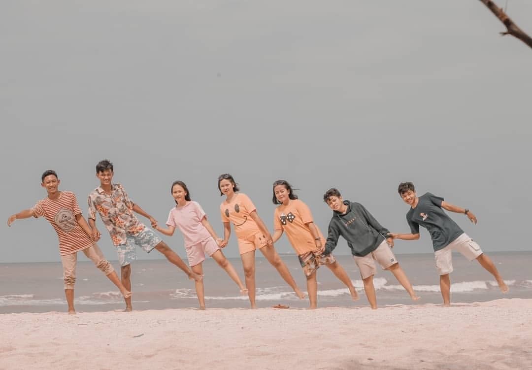 Pantai Remen yang cocok untuk liburan keluarga di Tuban, Jawa Timur.