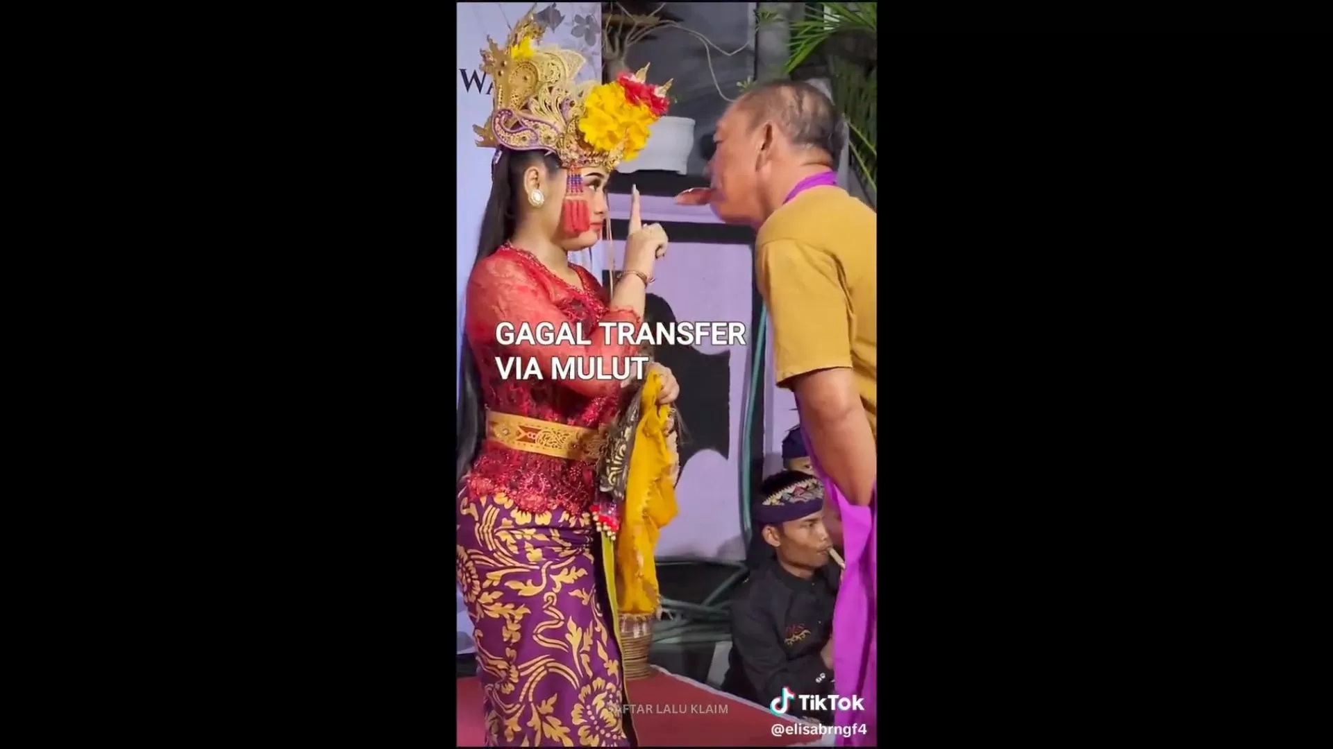 TOLAK SAWERAN: Penari joged asal Buleleng, Luh Widia menolak saweran yang diberikan pengibing, gara-gara saweran diberikan menggunakan mulut. (TikTok/elisabrngf4)