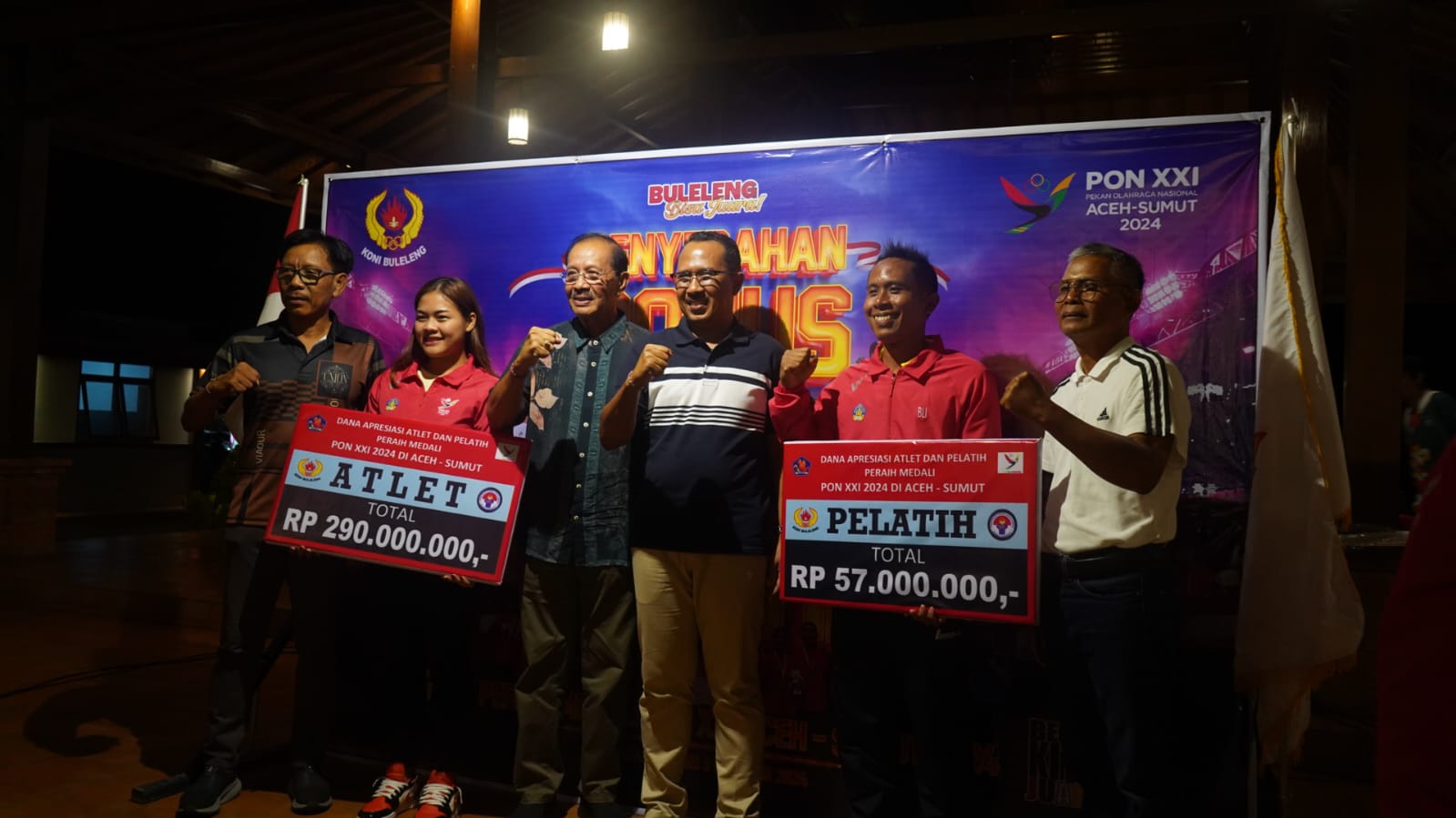 Penyerahan bonus kepada para atlet dan pelatih yang berprestasi pada ajang PON 2024 di Aceh-Sumatera Utara.