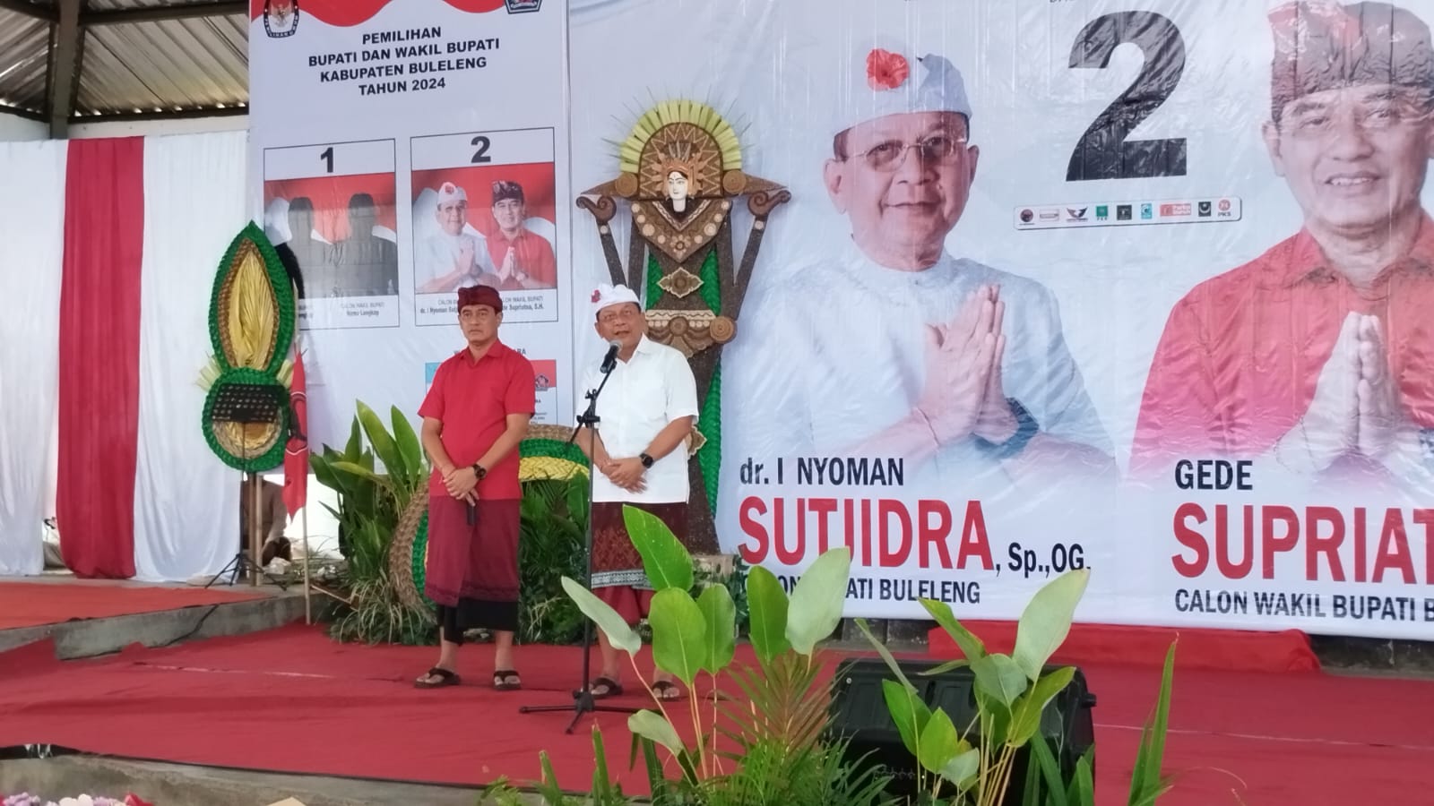 Pasangan calon Bupati dan wakil Bupati Buleleng Nomor Urut 02, Nyoman Sutjidra dan Gede Supriatna saat berkampanye di Desa Selat, Kecamatan Sukasada, Buleleng.