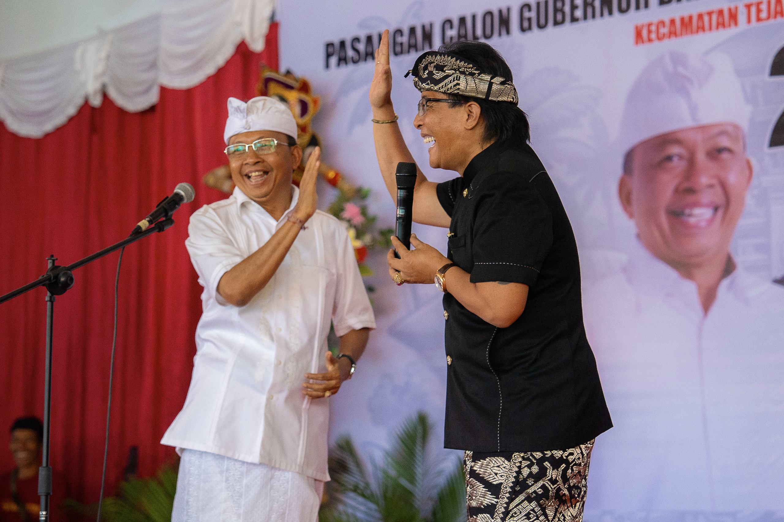 PEMIMPIN VISIONER: Paslon Nomor Urut 2, Wayan Koster dan Giri Prasta dalam kampanye terbuka tahap I di Sukasada, Rabu (3/10).