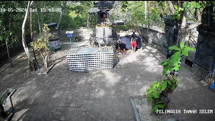 Dua orang pemuda terekam cctv mencuri sesari di Pura Dalem Pengambak