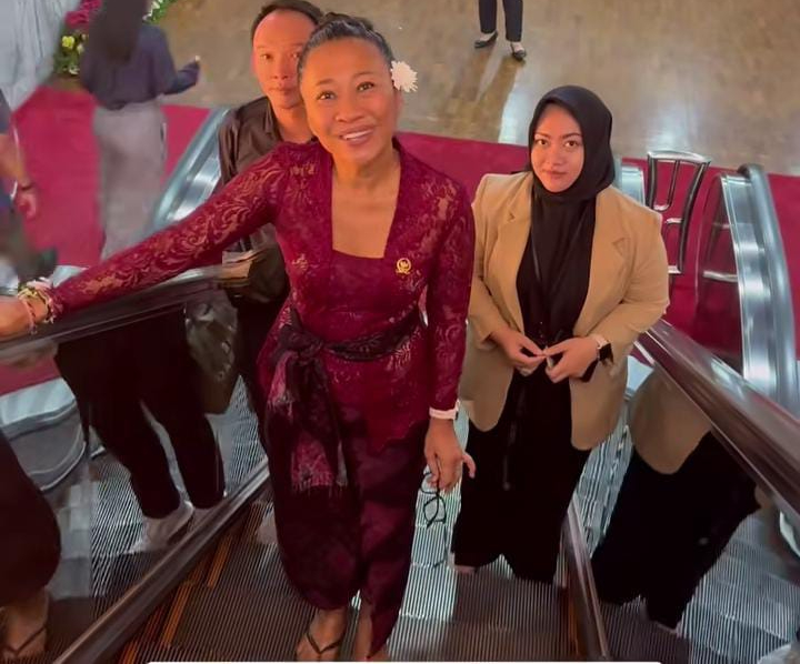 Niluh Djelantik gunakan sandal jepit saat pelantikan Ketua MPR RI