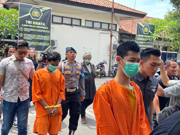 Keempat tersangka penyalahgunaan narkotika digiring di Mapolres Jembrana.