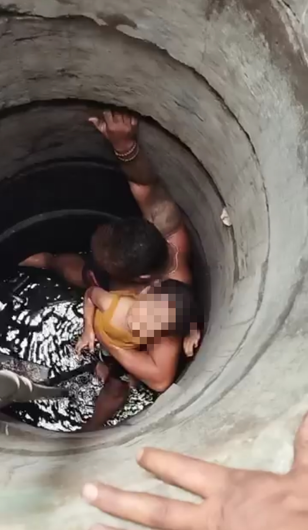 TOLONG: Warga menolong balita yang jatuh ke sumur. (Bali Express/Humas Polresta Denpasar)