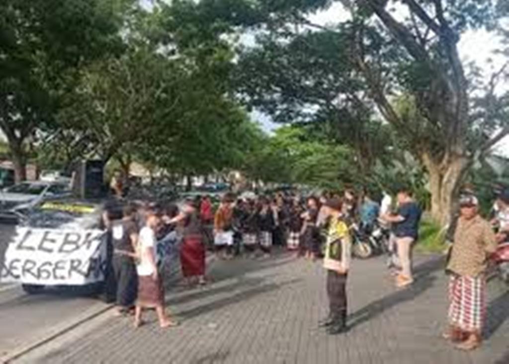 DESA LEBIH: Nama Desa Lebih, Kecamatan Gianyar, Kabupaten Gianyar diperkirakan bersumber dari nama perahu yang ditumpangi Gajah Mada saat ekspedisi ke Bali.