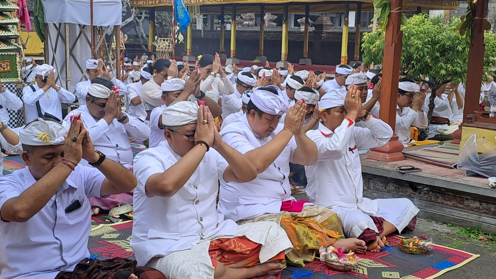 SEMBAHYANG : Prosesi sembahyang oleh umat Hindu yang diakhiri dengan nunas tirta.