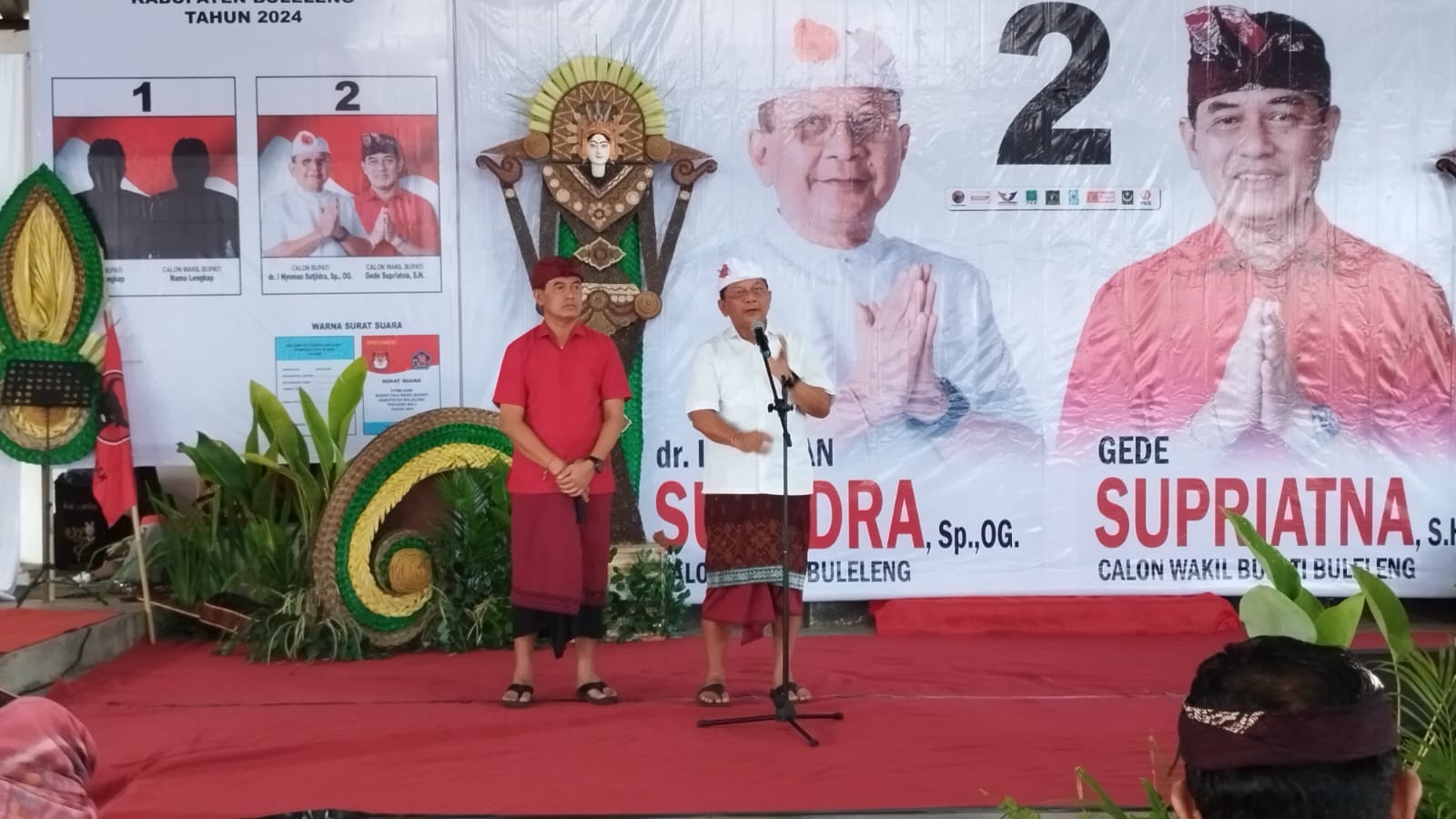 Pasangan calon Bupati dan Wakil Bupati Buleleng Nomor urt 02, Nyoman Sutjidra dan Gede Supriatna saat berkampanye di Desa Selat, Kecamatan Sukasada, Buleleng