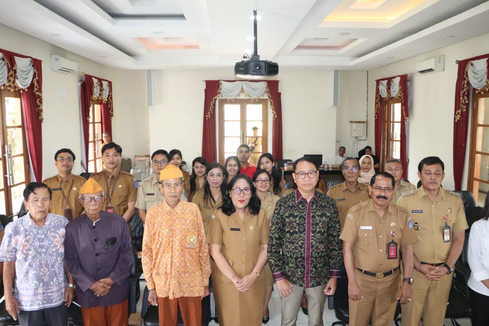RAKOR: Plt. Bupati Ketut Suiasa memimpin Rakor Pendataan serta Penelusuran Arsip Tokoh Pahlawan I Gusti Ngurah Rai di Ruang Rapat Rumah Jabatan Wakil Bupati, Puspem Badung, Senin (7/10).