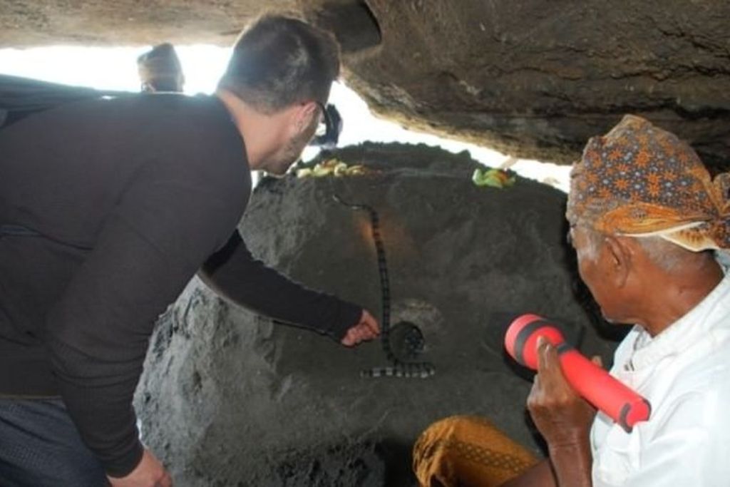 Ular suci di kawasan Pura Luhur Tanah Lot