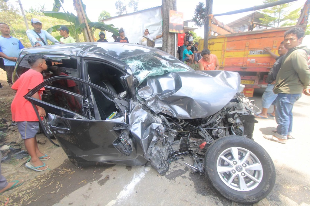 RINGSEK PARAH: Toyota Avanza ringsek usai terlibat laka beruntun dengan bus dan motor di Plaosan, Minggu (6/10) pukul 10.30. (AJI PUTRA/RADAR MAGETAN)