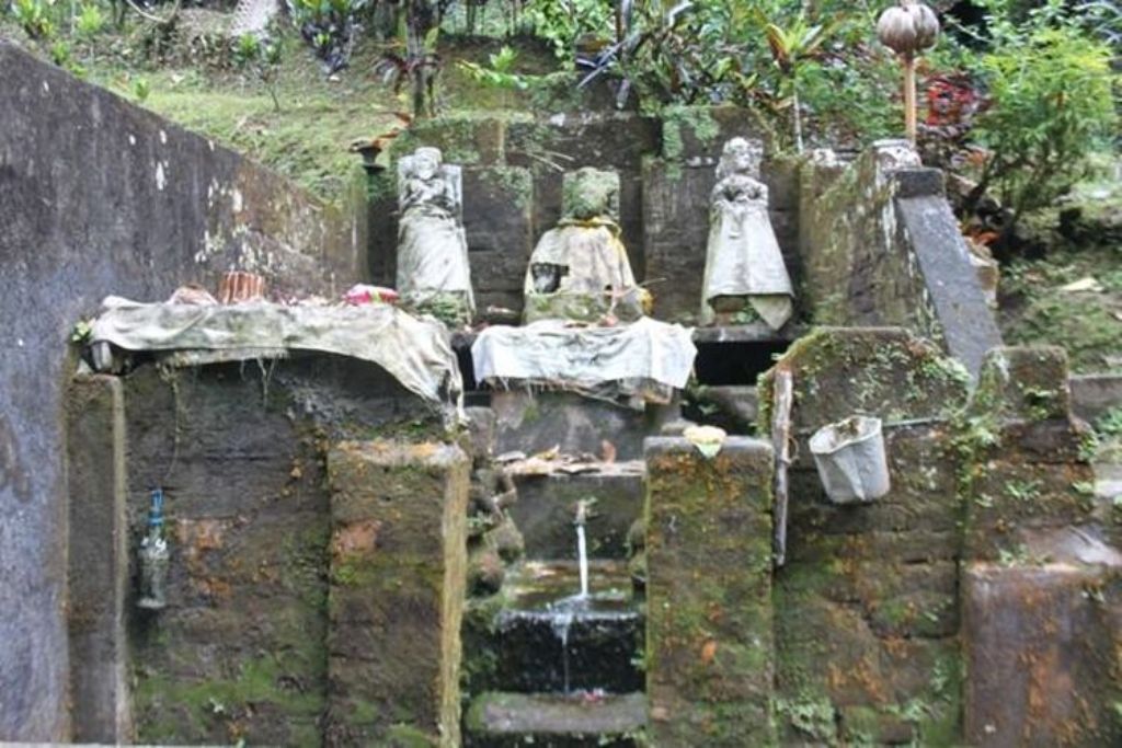 Tempat melukat di Pura Goa Riang, Tabanan, Bali.