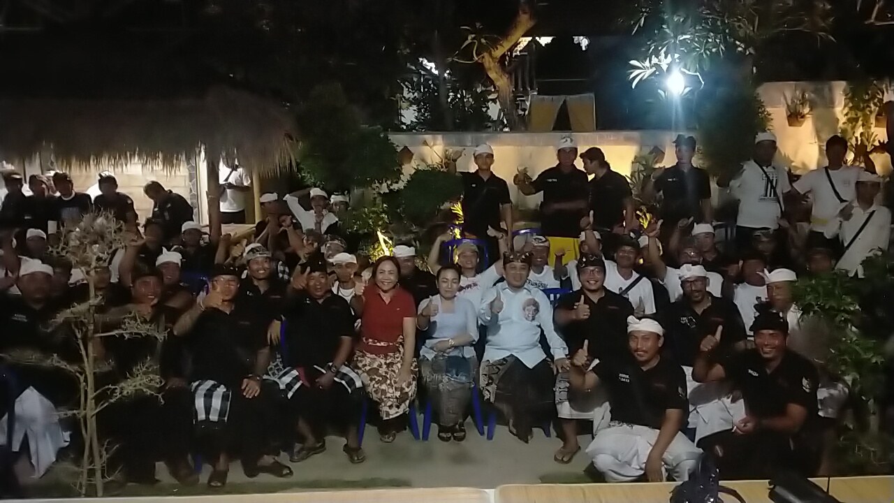 SIMAKRAMA: Paslon nomor urut 1 Mulyadi-Ardika  saat simakrama dengan Semeton Mulyadi Tabanan (Semut) Selingsing, Desa Cepaka, Kecamatan Kediri.