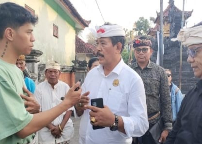 Konten kreator Dode Channel saat bertemu paket Astaguna di Nusa Penida.