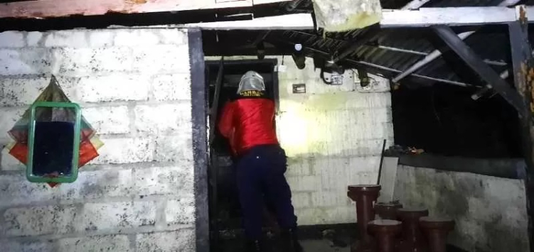 Rumah Komang Suartana di Desa Banjar, Kecamatan Banjar, Kabupaten Buleleng hangus terbakar